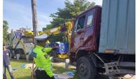 Truk Tabrak Pembatas Jalan Di Tol Jagorawi, Kernet Dilarikan Ke RS