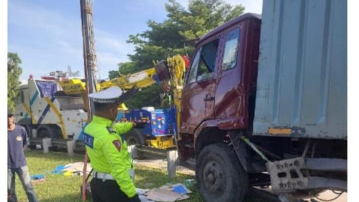 Truk Tabrak Pembatas Jalan Tol Jagorawi, Kernet Dilarikan ke RS