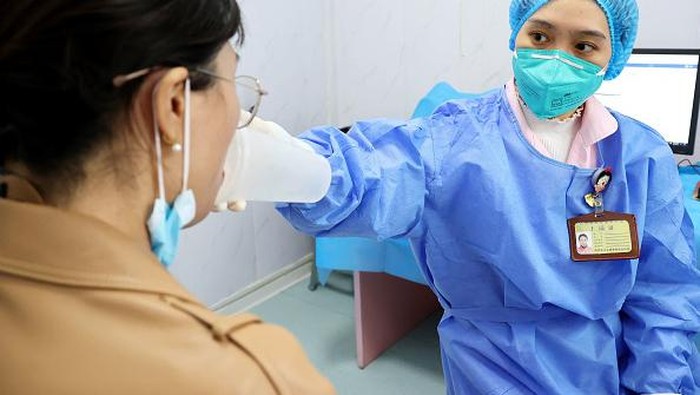 Vaksin Hirup China A health worker administers a dose of CanSino Biologics inhalable Covid-19 coronavirus vaccine in Lianyungang in China's eastern Jiangsu province on November 3, 2022. - China OUT (Photo by AFP) / China OUT (Photo by STR/AFP via Getty Images)