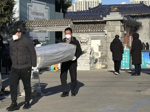 Kondisi COVID di China: Peti Mati Ludes-Jenazah Dikubur di Lahan Pertanian