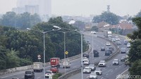 Serta sebanyak 30 ribu kendaraan menuju arah selatan melalui Puncak, Kabupaten Bogor.