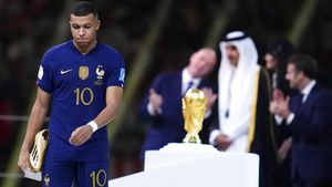 Wajah Kecewa Mbappe Gagal Bawa Pulang Trofi Piala Dunia