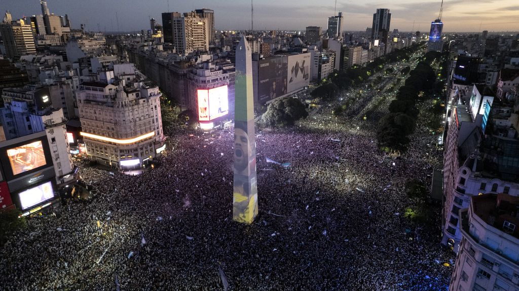 Wajah stiker Argentina Lionel Messi diproyeksikan di Obelisk ibukota saat para penggemar merayakan kemenangan Piala Dunia tim mereka atas Prancis di Buenos Aires, Argentina, Minggu (18/12/2022). Argentina menjadi juara Piala Dunia 2022 setelah menang adu penalti atas Prancis 4-2. (AP Photo/Rodrigo Abd)