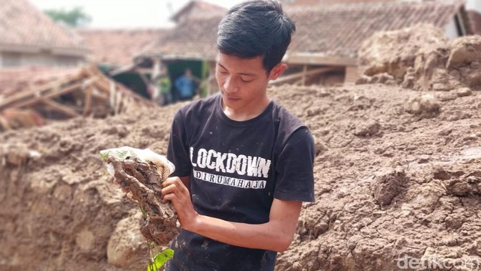 Warga Sumedang menyelamatkan kukang Jawa yang terjebak lumpur imbas banjir bandang