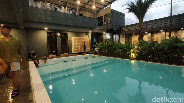 Wisata berendam air hangat di private pool di Cipanas Garut.