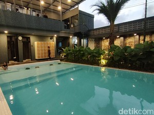 Menikmati Berendam Air Hangat di Private Pool Cipanas Garut