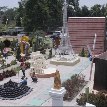 Wisata Negeri Dongeng menyuguhkan beberapa wahana dan spot foto yang menarik. Bagi Anda yang doyang mengoleksi foto yang instagramable, tak ada salahnya berkunjung ke sini. Wisata ini berada di Desa Kawedusan, Kecamatan Ponggok, Kabupaten Blitar.