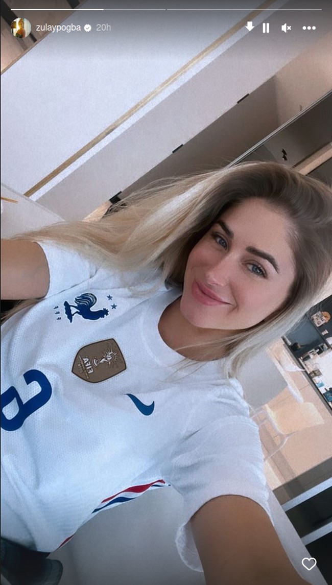 Dalam foto terbaru, Zulay Pogba mengunggah selfie cantik pakai jersey Prancis.Foto: Instagram