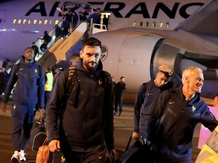 France's goalkeeper Hugo Lloris (C), France's forward Kylian Mbappe (2ndR) and France's coach Didier Deschamps (R) walk on the tarmac during the return of the French national team from Qatar after losing the 2022 World Cup final football match against Argentina, at Roissy-Charles-de-Gaulle airport outside Paris, on December 19, 2022. (Photo by CHARLY TRIBALLEAU / AFP) (Photo by CHARLY TRIBALLEAU/AFP via Getty Images)