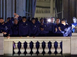 Skuad Prancis muncul dengan pelatih Didier Deschamps dari dari balkon Hotel de Crillon (Foto: AFP via Getty Images/GEOFFROY VAN DER HASSELT)