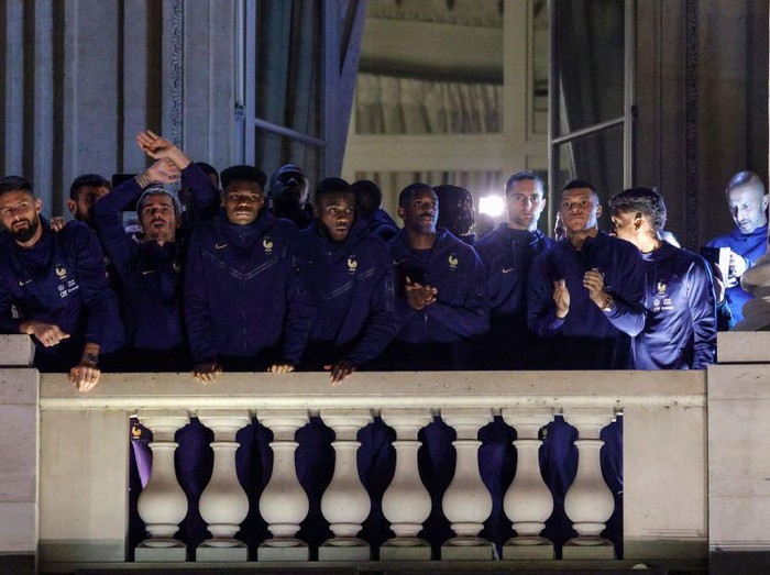 (FROM L) France's forward Olivier Giroud, France's forward Antoine Griezmann, France's midfielder Aurelien Tchouameni, France's defender Dayot Upamecano, France's forward Ousmane Dembele, France's midfielder Adrien Rabiot, France's forward Kylian Mbappe, France's forward Kingsley Coman greet supporters at the Hotel de Crillon, a day after the Qatar 2022 World Cup final match against Argentina, at the Place de la Concorde in central Paris on December 19, 2022. (Photo by Geoffroy Van der Hasselt / AFP) (Photo by GEOFFROY VAN DER HASSELT/AFP via Getty Images)