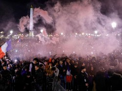 Ribuan rakyat Prancis berkumpul menyambut kedatangan Kylian Mbappe dkk (Foto: AFP via Getty Images/GEOFFROY VAN DER HASSELT)