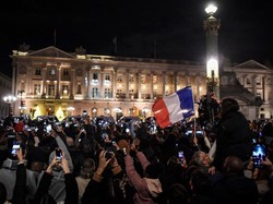 Mereka bersiap melihat Kylian Mbappe dkk yang bakal menyapa dari balkon Hotel de Crillon (Foto: AFP via Getty Images/JULIEN DE ROSA)