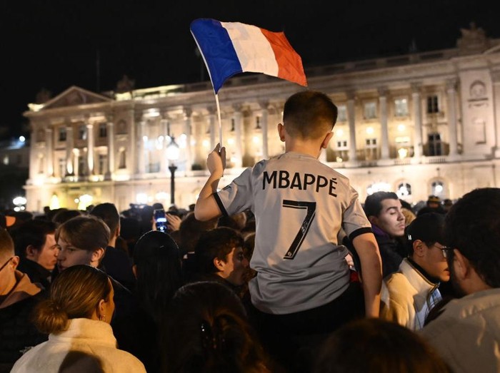 PARIS, FRANCE - DECEMBER 19: Fans wait for the arrival of the French national football team in front of the Hotel de Crillon, a day after the Qatar 2022 World Cup final match against Argentina, in Paris, France  on December 19, 2022. (Photo by Julien Mattia/Anadolu Agency via Getty Images)