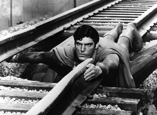 Christopher Reeve saat memerankan Superman. Usianya saat itu 24 tahun.