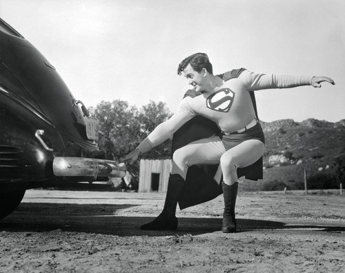Kirk Alyn saat memerankan Superman di serial Superman produksi Columbia Pictures.