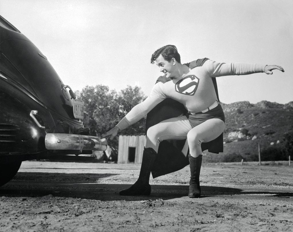 Kirk Alyn saat memerankan Superman di serial Superman produksi Columbia Pictures.