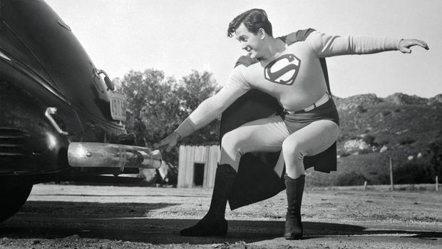 Kirk Alyn saat memerankan Superman di serial Superman produksi Columbia Pictures.