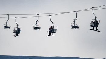 Berikutnya, ada deretan kereta gantung di salah satu resor ski di Pegunungan Harz, Jerman.