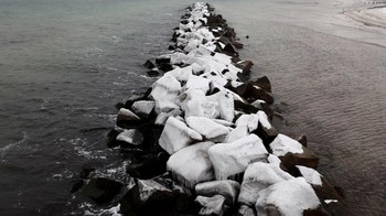 Kali ini ada lanskap musim dingin di Laut Baltik. Tumpukkan batu berselimut salju ini menghasilkan foto hitam putih yang memukau.