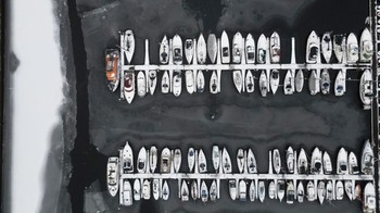 Pertama ada lanskap dermaga di North Shields, Inggris. Suasana musim dingin ini terlihat menghasilkan foto hitam putih yang keren banget.