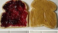 Oles roti pakai selai kacang dan blueberry, pria ini justru sengaja membalikan permukaan selai. Sehingga tangannya dipenuhi lengketnya selai kacang dan blueberry. Foto: Pool/Site