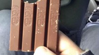 Biasanya cokelat Kit Kat dimakan sesuai garis yang sudah ada. Tapi orang ini lebih memilih menggigit langsung cokelat KitKat tanpa dipotong, yang anehnya membuat beberapa orang kesal. Foto: Pool/Site