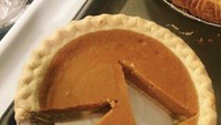 Potong kue pie secara asal-asalan, hasilnya ada lubang besar bekas potongan di bagian tengah kue. Jika seperti ini tentu akan merepotkan orang lain yang akan memotong kue. Foto: Pool/Site