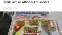 Potong kue secara acak dan tidak beraturan. Netizen ini bagikan foto kue di kantornya yang sudah tidak berbentuk dan bolong-bolong. Foto: Pool/Site
