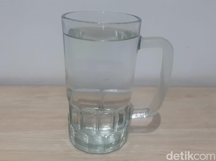 Kita dianjurkan meminum air mineral 8 gelas per hari. Lantas, bagaimana mengatur jadwal minum 8 gelas tersebut?