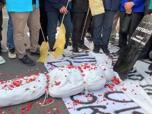 Aksi Tabur Bunga Tutup Demo Mahasiswa Kritisi KUHP