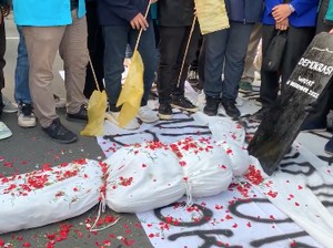 Aksi Tabur Bunga Tutup Demo Mahasiswa Kritisi KUHP
