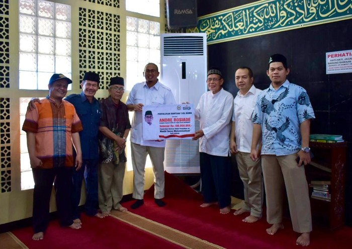 Andre Rosiade Beri Bantuan AC untuk Masjid Taqwa Muhammadiyah Padang