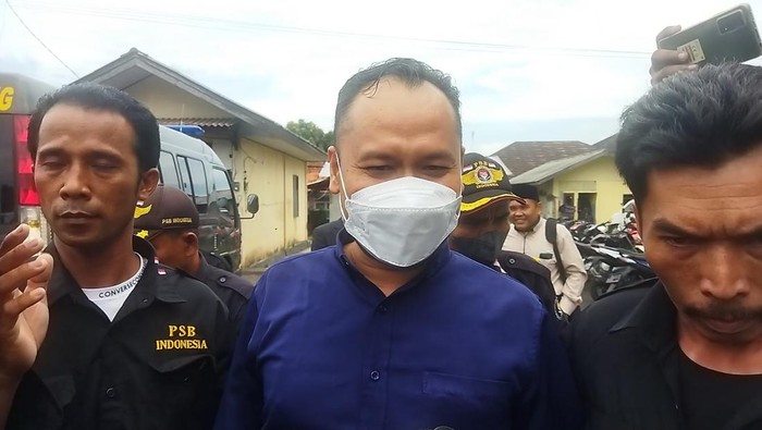 Anggota DPRD Pandeglang, Yangto, usai diperiksa polisi (Aris-detikcom)