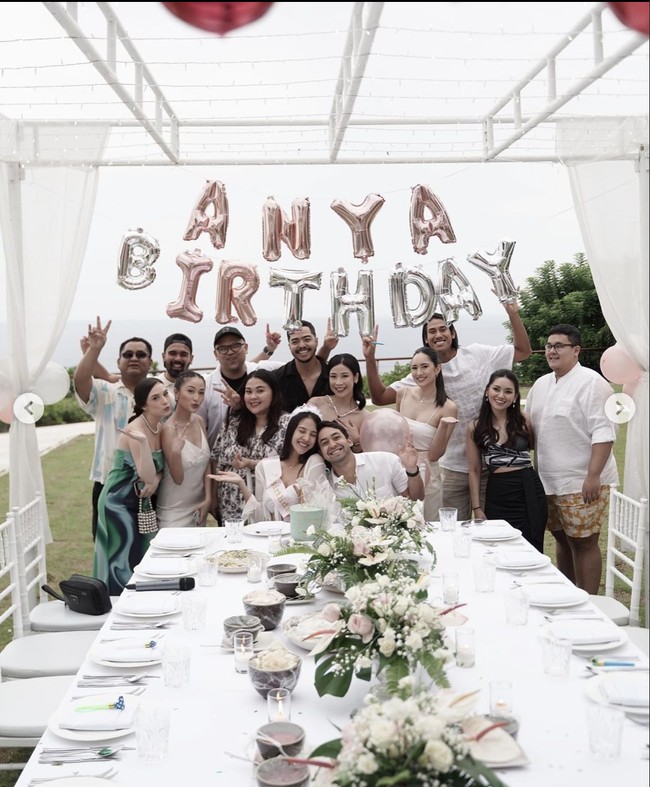 Digelar di Bali, pesta kejutan ulang tahun Anya itu tampak ramai dihadiri oleh para sahabat Anya dan Nadif. Anya dan Nadif juga terlihat berpose bersama para tamu undangan yang hadir. Foto: Instagram/@anyageraldine