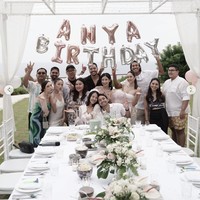 Digelar di Bali, pesta kejutan ulang tahun Anya itu tampak ramai dihadiri oleh para sahabat Anya dan Nadif. Anya dan Nadif juga terlihat berpose bersama para tamu undangan yang hadir. Foto: Instagram/@anyageraldine