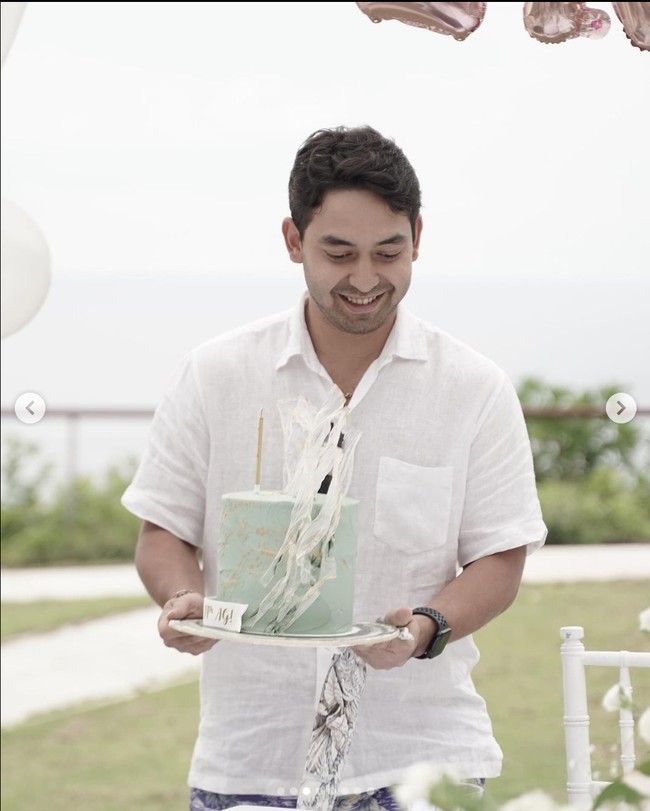 Dalam unggahannya Anya memberikan keterangan, another surprise from my loved ones. Terlihat Nadif yang hadir mengenakan kemeja putih membawa kue ulang tahun untuk Anya Geraldine. Foto: Instagram/@anyageraldine