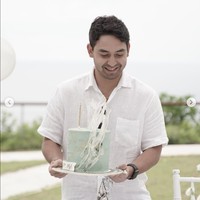 Dalam unggahannya Anya memberikan keterangan, another surprise from my loved ones. Terlihat Nadif yang hadir mengenakan kemeja putih membawa kue ulang tahun untuk Anya Geraldine. Foto: Instagram/@anyageraldine