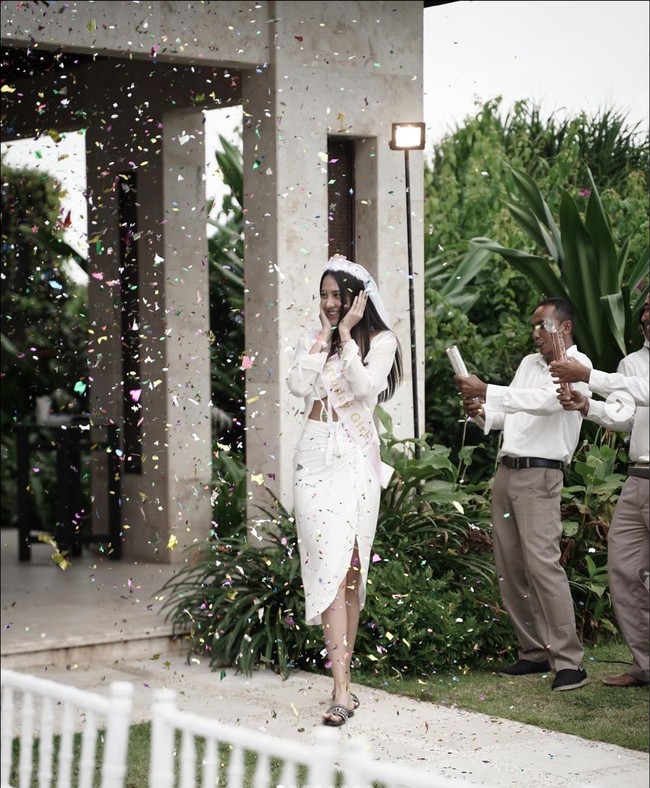 Anya tampil cantik mengenakan setelan rok berwarna putih. Tak hanya itu saja, ia juga terlihat mengenakan veil di kepalanya yang membuat tak sedikit mengira Anya dilamar sang kekasih. Foto: Instagram/@anyageraldine