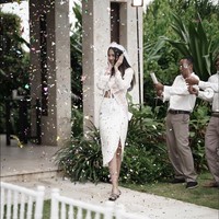 Anya tampil cantik mengenakan setelan rok berwarna putih. Tak hanya itu saja, ia juga terlihat mengenakan veil di kepalanya yang membuat tak sedikit mengira Anya dilamar sang kekasih. Foto: Instagram/@anyageraldine