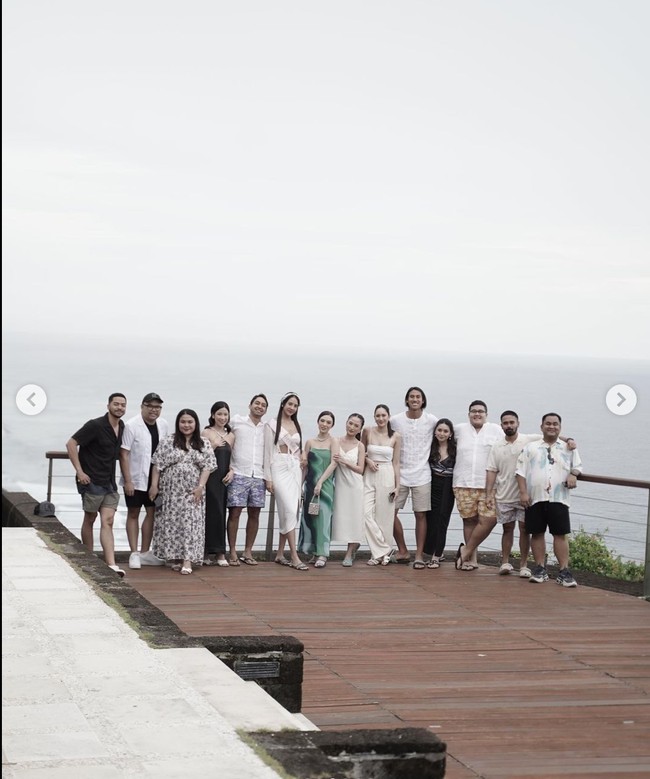Melalui keterangan lokasi di unggahan tersebut diketahui jika kejutan ulang tahun Anya berlangsung di The Edge, Uluwatu, Bali. Foto: Instagram/@anyageraldine