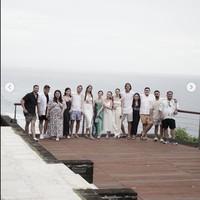 Melalui keterangan lokasi di unggahan tersebut diketahui jika kejutan ulang tahun Anya berlangsung di The Edge, Uluwatu, Bali. Foto: Instagram/@anyageraldine