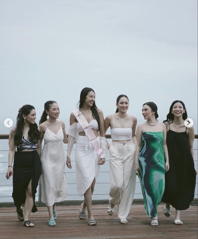 Anya yang mengenakan selempak berwarna merah muda yang bertuliskan Birthday Girl tampak berpose dengan sahabat-sahabat wanitanya. Ekspresi bahagia pun jelas terpancar dari wajah Anya dan para sahabatnya. Foto: Instagram/@anyageraldine