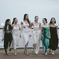 Anya yang mengenakan selempak berwarna merah muda yang bertuliskan Birthday Girl tampak berpose dengan sahabat-sahabat wanitanya. Ekspresi bahagia pun jelas terpancar dari wajah Anya dan para sahabatnya. Foto: Instagram/@anyageraldine