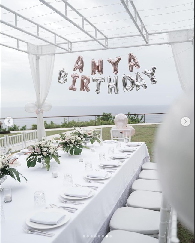 Berada di dekat pantai, tempat kejutan ulang tahun Anya Geraldine tampak cantik dengan dekorasi serba putih. Pada bagian tengahnya tergantung balon bertuliskan Anya Birthday. Foto: Instagram/@anyageraldine