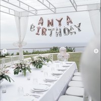 Berada di dekat pantai, tempat kejutan ulang tahun Anya Geraldine tampak cantik dengan dekorasi serba putih. Pada bagian tengahnya tergantung balon bertuliskan Anya Birthday. Foto: Instagram/@anyageraldine