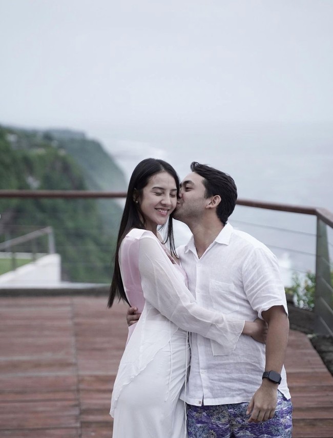 Anya dan Nadif juga tampak berpose mesra. Terlihat Nadif yang memeluk dan mencium pipi Anya Geraldine. Foto: Instagram/@anyageraldine