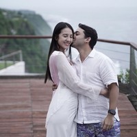 Anya dan Nadif juga tampak berpose mesra. Terlihat Nadif yang memeluk dan mencium pipi Anya Geraldine. Foto: Instagram/@anyageraldine