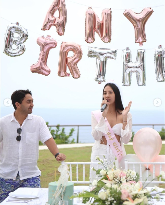 Setelah makan malam romantis di dalam sebuah gua di Bali, Anya kini kembali mendapat kejutan ulang tahunnya yang ke-27 dari kekasihnya, Nadif Zahiruddin. Momen kejutan ulang tahun itu dibagikan Anya ke akun Instagram pribadinya. Foto: Instagram/@anyageraldine
