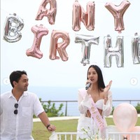 Setelah makan malam romantis di dalam sebuah gua di Bali, Anya kini kembali mendapat kejutan ulang tahunnya yang ke-27 dari kekasihnya, Nadif Zahiruddin. Momen kejutan ulang tahun itu dibagikan Anya ke akun Instagram pribadinya. Foto: Instagram/@anyageraldine